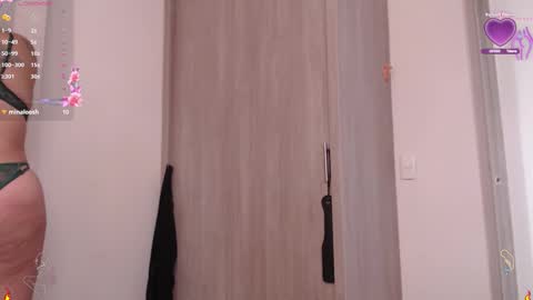 Scarlett Thumb up please help me 100 its important online show from 09/30/25, 07:52