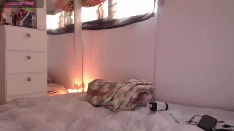 Scarlett Thumb up please help me 100 its important online show from 04/15/26, 09:15