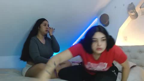 Scarlett and Jazmin online show from 10/17/25, 09:45