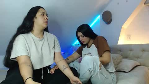Scarlett and Jazmin online show from 10/19/25, 08:59