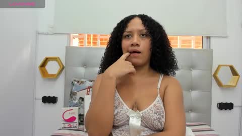 Snapshot of scarlett_fox20 chatting on 02/02/25, 12:24 scarlett_fox20 online show from 02/02/25, 12:24