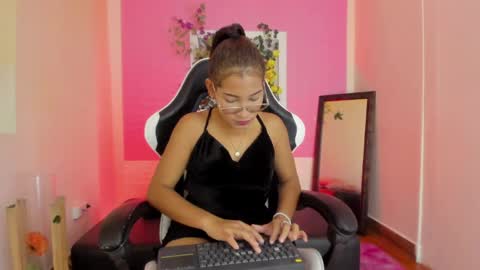 Snapshot of scarlett_lune chatting on 05/29/26, 08:18 scarlett_lune online show from 05/29/26, 08:18