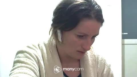 Snapshot of scarlett_queen01 chatting on 10/19/25, 03:40 scarlett_queen01 online show from 10/19/25, 03:40