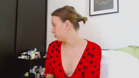 Snapshot of scarlettford chatting on 06/18/26, 01:26 Scarlett online show from 06/18/26, 01:26