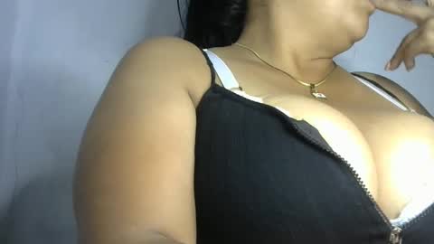 Snapshot of schoco_milf chatting on 01/31/25, 01:54 mai latina online show from 01/31/25, 01:54