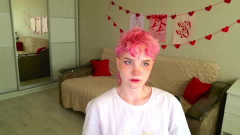 Snapshot of school_love chatting on 09/17/25, 11:01 Rina online show from 09/17/25, 11:01