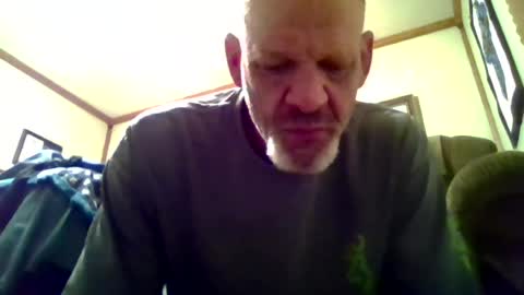 Snapshot of scotthuffsalot chatting on 06/19/26, 06:07 scotthuffsalot online show from 06/19/26, 06:07