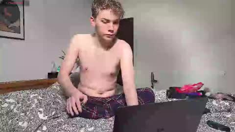 Snapshot of scottish_twink01 chatting on 02/12/25, 04:44 danny online show from 02/12/25, 04:44