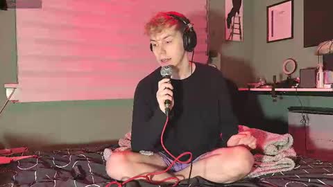 Snapshot of scottish_twink01 chatting on 02/12/25, 09:01 danny online show from 02/12/25, 09:01