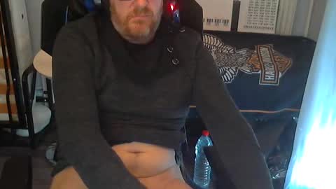 Snapshot of seba881975 chatting on 12/18/25, 02:34 Sba Fr online show from 12/18/25, 02:34