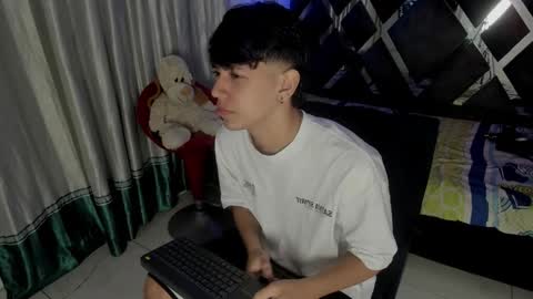 Snapshot of sebas_pretty7 chatting on 12/16/25, 12:32 sebas_pretty7 online show from 12/16/25, 12:32