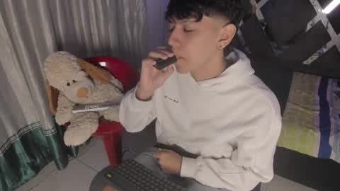 Snapshot of sebas_pretty7 chatting on 12/18/25, 12:33 sebas_pretty7 online show from 12/18/25, 12:33