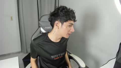 Snapshot of sebas_rosse chatting on 04/30/26, 12:06 sebastian online show from 04/30/26, 12:06