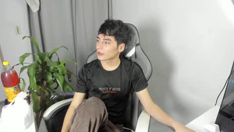 Snapshot of sebas_rosse chatting on 04/30/26, 10:36 sebastian online show from 04/30/26, 10:36
