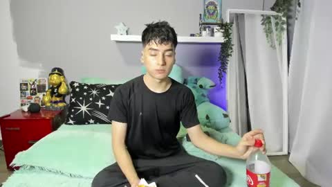 Snapshot of sebas_rosse chatting on 06/20/26, 12:25 sebastian online show from 06/20/26, 12:25