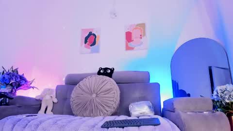     .  INDEPENDENT MODEL online show from 04/21/26, 05:03