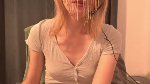 Snapshot of secretanni chatting on 07/04/26, 12:11 Anni online show from 07/04/26, 12:11