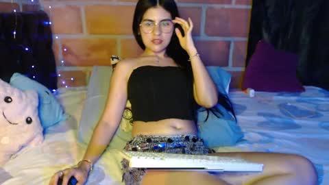 seleena_01 online show from 04/06/26, 10:44