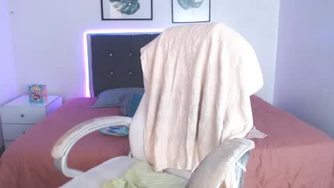 Snapshot of selena_hotmilf chatting on 04/21/26, 05:39 Selena online show from 04/21/26, 05:39