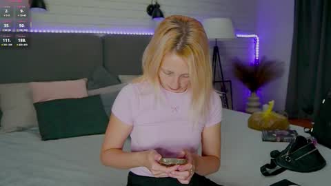 Selena Lily online show from 09/11/25, 12:16