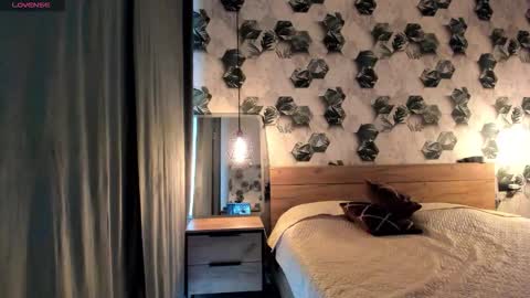 Selena online show from 10/22/25, 04:02