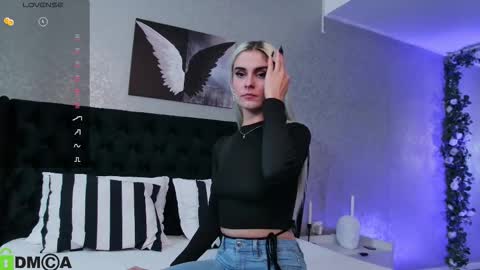 Selena online show from 10/14/25, 03:29