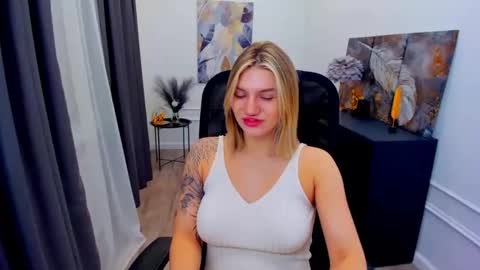 selenaemoore online show from 05/01/26, 03:55
