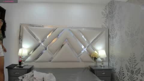 Selena reyess online show from 09/19/25, 07:47