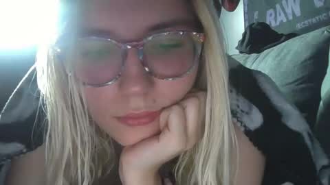 Snapshot of selenebaby chatting on 01/01/25, 02:20 Selene online show from 01/01/25, 02:20