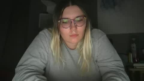 Snapshot of selenebaby chatting on 09/17/25, 11:39 Selene online show from 09/17/25, 11:39