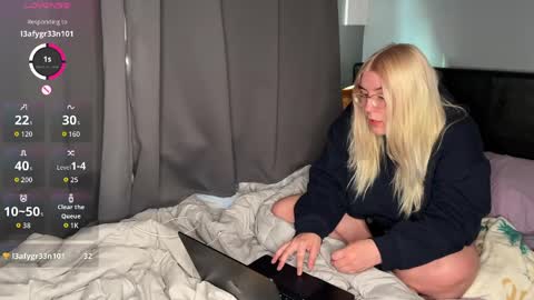 Snapshot of selenebaby chatting on 04/23/26, 10:58 Selene online show from 04/23/26, 10:58