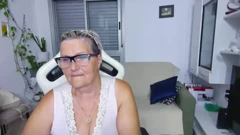 Snapshot of selenna57 chatting on 06/01/26, 05:47 Selenna online show from 06/01/26, 05:47