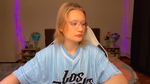 Snapshot of selfharm777 chatting on 09/10/25, 08:53 Simon and Alice online show from 09/10/25, 08:53