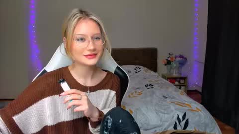 Snapshot of selfharm777 chatting on 09/28/25, 08:14 Simon and Alice online show from 09/28/25, 08:14