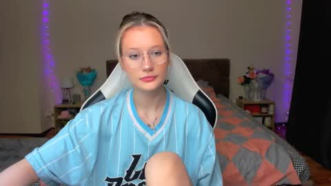 Snapshot of selfharm777 chatting on 10/18/25, 09:59 Simon and Alice online show from 10/18/25, 09:59