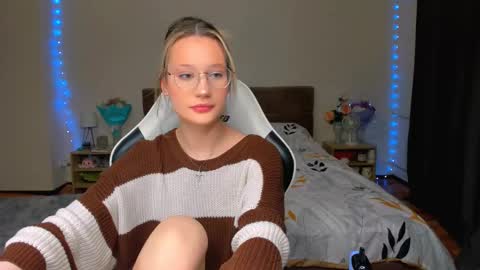 Snapshot of selfharm777 chatting on 10/26/25, 08:26 Simon and Alice online show from 10/26/25, 08:26