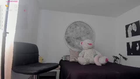 Snapshot of selyn_ chatting on 06/29/26, 04:18 Selyn online show from 06/29/26, 04:18