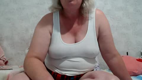 Snapshot of seniorita333 chatting on 07/18/26, 10:52 Lenna online show from 07/18/26, 10:52