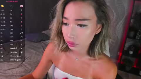 Snapshot of sensualily chatting on 06/12/26, 03:33 Kiki online show from 06/12/26, 03:33