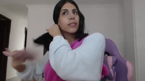 sararoussee online show from 04/17/26, 07:50