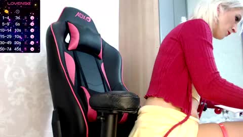 Snapshot of serenexxmilf chatting on 12/20/24, 07:12 serenexx  your MILF online show from 12/20/24, 07:12