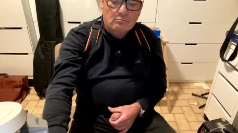 Snapshot of serge8413 chatting on 12/07/24, 06:15 serge8413 online show from 12/07/24, 06:15