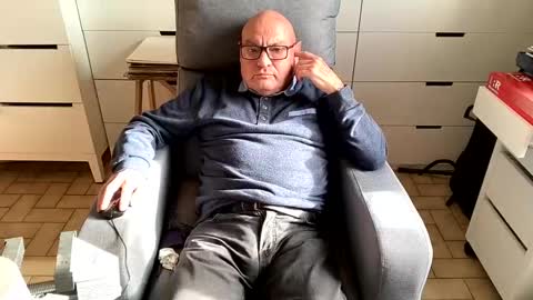 Snapshot of serge8413 chatting on 01/02/25, 12:57 serge8413 online show from 01/02/25, 12:57