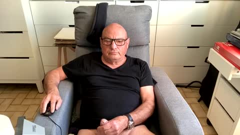 Snapshot of serge8413 chatting on 01/03/25, 09:04 serge8413 online show from 01/03/25, 09:04