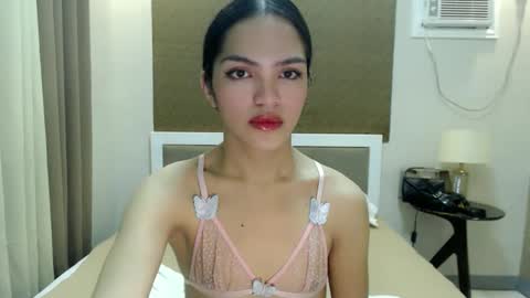 Snapshot of servicedoll18 chatting on 10/02/25, 05:42 Bella online show from 10/02/25, 05:42