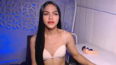 Snapshot of servicedoll18 chatting on 11/04/25, 06:29 Bella online show from 11/04/25, 06:29