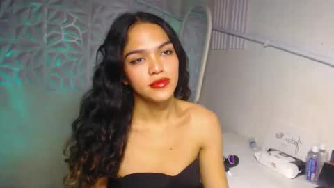 Snapshot of servicedoll18 chatting on 11/06/25, 09:48 Bella online show from 11/06/25, 09:48