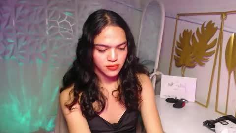 Snapshot of servicedoll18 chatting on 11/14/25, 07:01 Bella online show from 11/14/25, 07:01