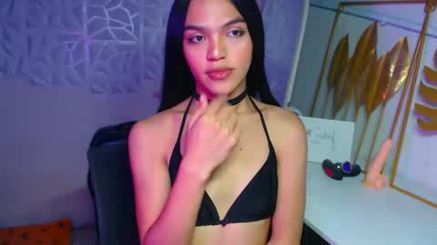 Snapshot of servicedoll18 chatting on 12/05/25, 03:30 Bella online show from 12/05/25, 03:30