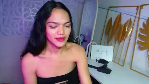 Snapshot of servicedoll18 chatting on 12/16/25, 01:10 Bella online show from 12/16/25, 01:10